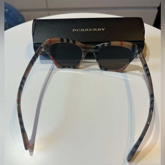Burberry Vintage Check Square Frame Sunglasses, Excellent Condition - Picture 9 of 11